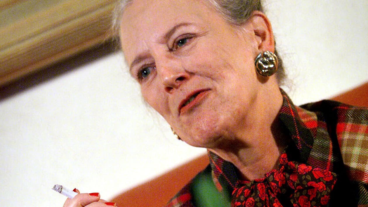 La reine Margrethe II, une cigarette à la main, en 1999.