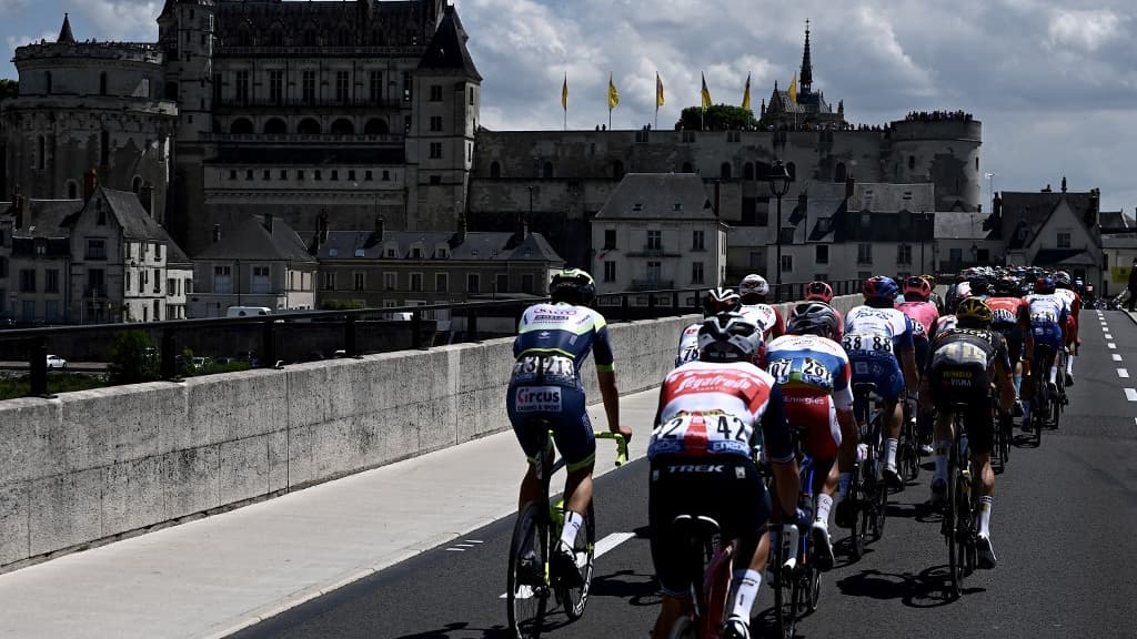 Les coureurs traversant Amboise lors de la 6ème étape du Tour de France 2021.
Les coureurs traversant Amboise lors de la 6ème étape du Tour de France 2021.