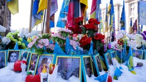 Des portraits de soldats ukrainiens exposés au mémorial installé place Maidan, à Kiev, le 24 février 2025, jour des trois ans de l'invasion russe en Ukraine.