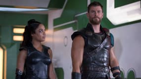 Chris Hemsworth et Tessa Thompson dans "Thor: Ragnarok", réalisé par Taika Waititi