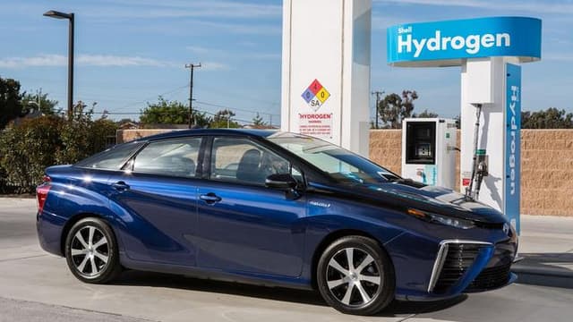 Toyota va présenter au CES sa Mirai-futur en japonais-première berline à pile à combustible. Le constructeur annonce mettre à disposition tous ses brevets.