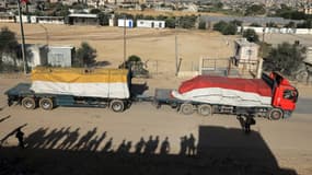 Un camion transportant de l'aide humanitaire entre dans la bande de Gaza par le point de passage de Rafah avec l'Égypte, le 24 novembre 2023. 