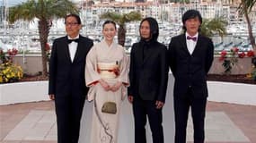 La réalisatrice japonaise Naomi Kawase et ses acteurs (de gauche à droite) Tetsuya Akikawa, Tohta Komizu et Taiga Komizu, lors de la séance photo pour le film "Hanezu", présenté mercredi à Cannes. Ce long métrage qui concourt pour la Palme d'or représente