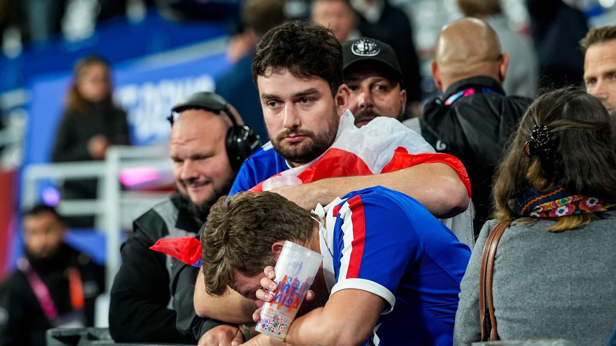 Des supporters du XV de France après la défaite contre l'Afrique du Sud au Mondial 2023 Des supporters du XV de France après la défaite contre l'Afrique du Sud au Mondial 2023