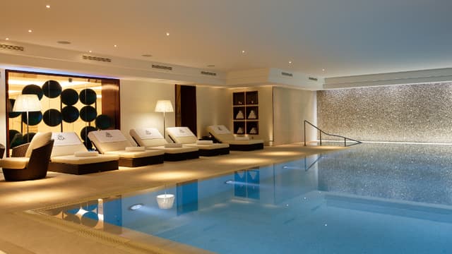 Une luxueuse piscine à deux pas des Champs