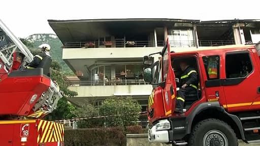 Pompiers devant la maison de retraite de La Terrasse, après le sinistre.