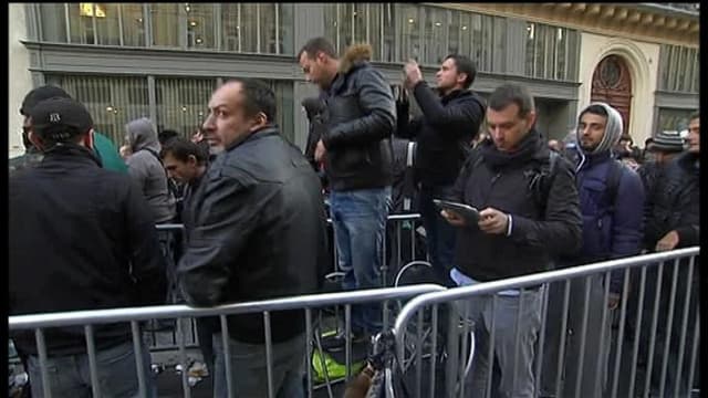 La file d'attente ce vendredi matin, devant l'Apple Store Opéra