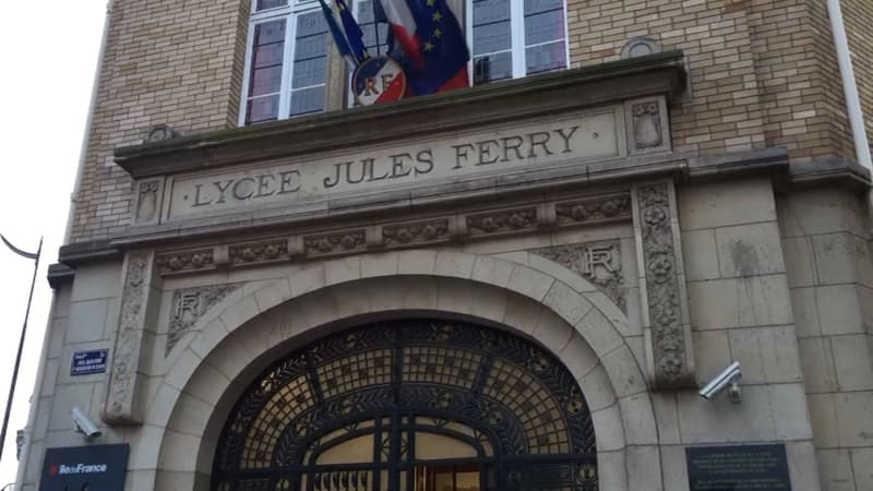 La proviseure du lycée Jules Ferry a été légèrement blessée ce mardi.