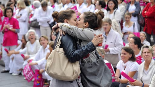Julia, 17 ans et Auriane, 19 ans à Marseille devant des manifestants contre le mariage gay.
