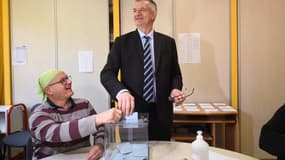 Jean Lassalle a voté pour le premier tour de l'élection présidentielle dans les Pyrénées-Atlantiques le 10 avril 2022.