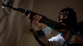 Un rebelle syrien lutte contre les forces gouvernementales, en septembre 2013.