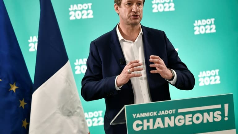 Le candidat EELV à la présidentielle Yannick Jadot s'exprime lors d'une conférence de presse le 2 février 2022 à Paris 