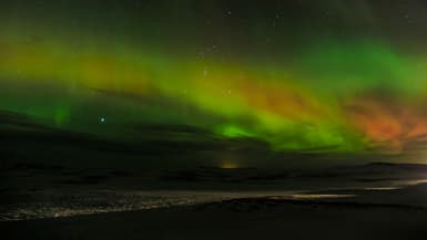Une aurore boréale illumine le ciel islandais, le 27 février 2014.