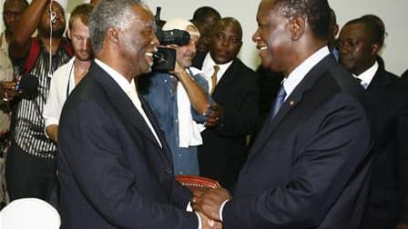 Alassane Ouattara (à droite), ici avec l'ancien président sud-africain Thabo Mbeki, dont l'élection à la présidence ivoirienne a reçu l'aval de la communauté internationale, a fait un geste envers son rival Laurent Gbagbo lundi en proposant d'intégrer des