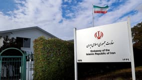 Le drapeau national iranien flotte au-dessus de l'ambassade d'Iran à Canberra le 26 août 2025.
