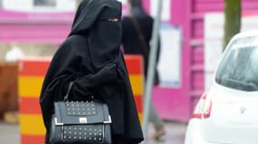 Une femme portant un niqab