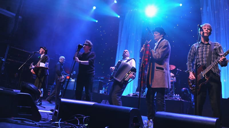 Le groupe The Pogues (Darryl Hunt, tout à droite) lors d'un concert à New York City, le 15 mars 2011.