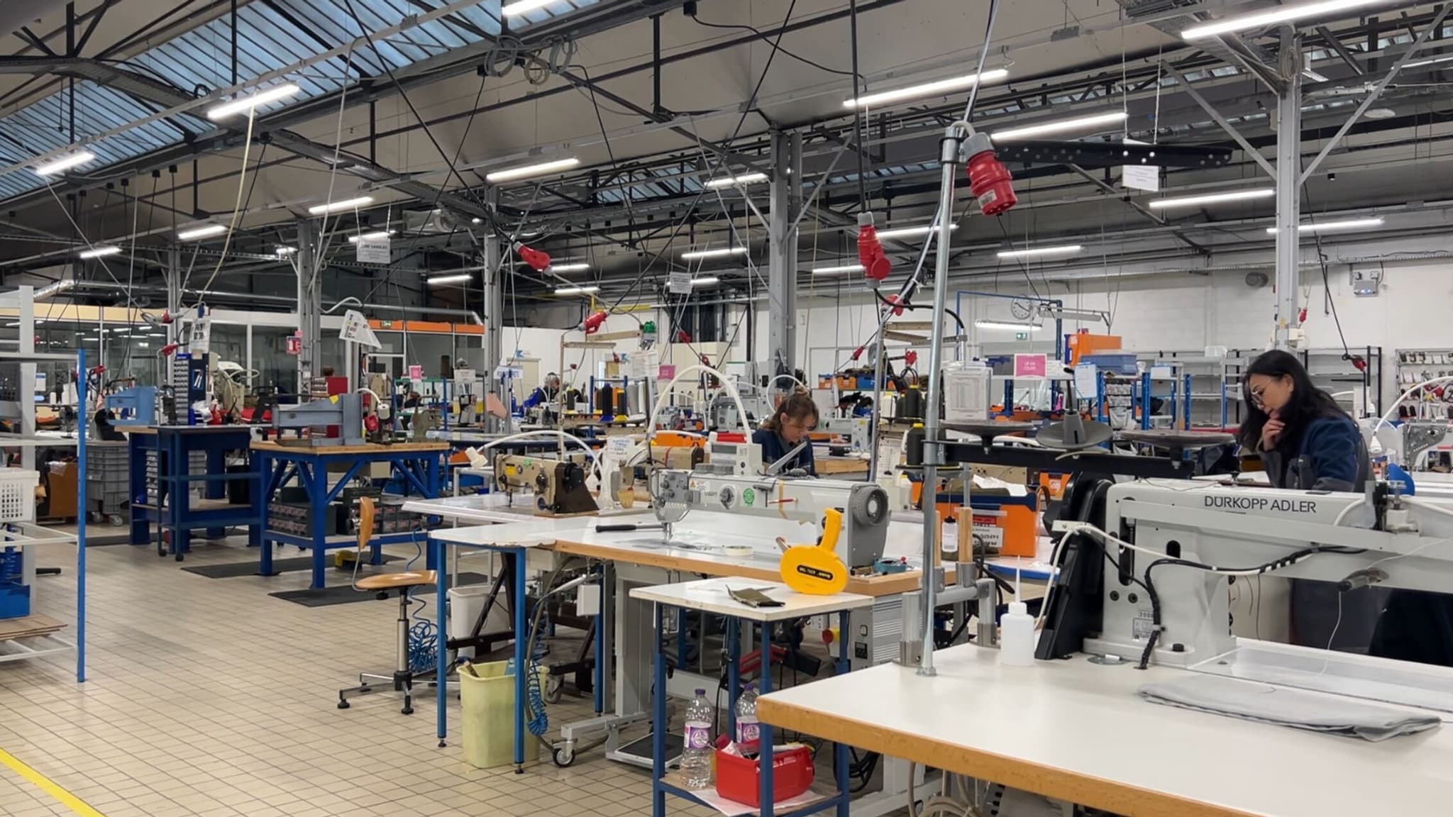 L'usine de fabrication de parachutes Safran Electronics & Defence près de Tours. 