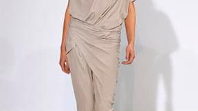 Pour sa collection de prêt-à-porter printemps-été 2011, la styliste française Anne Valérie Hash a imaginé un vestiaire empreint d'infinie douceur et léger comme un souffle, déclinant une palette entièrement vouée au poudré et jouant les effets de matière
