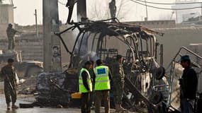Enquêteurs sur les lieux d'un double attentat suicide commis par deux taliban contre un autocar transportant des militaires afghans, à Kaboul. Cinq militaires ont été tués dans cette attaque et neuf autres blessés, cependant qu'une autre attaque de kamika