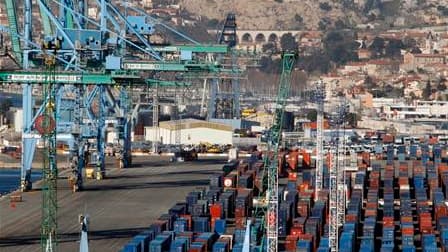 Le port de Marseille. La CGT a appelé jeudi à suspendre le mouvement de grève qui perturbe l'activité dans les ports français en vue des négociations qui vont s'ouvrir la semaine prochaine. /Photo prise le 4 février 2011/REUTERS/Jean-Paul Pélissier