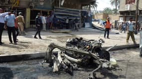 La carcasse d'une voiture explosée lors d'un attendant à la bombe, le 19 mars, à Bagdad.