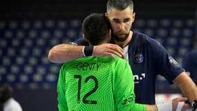 Les joueurs du Paris Saint-Germain, Luka Karabatic et Yann Genty, se congratulent après la victoire du PSG face au club hongrois de Telekom Veszprem, lors de leur match pour la 3e place de la Ligue des Champions, le 29 décembre 2020 à Cologne