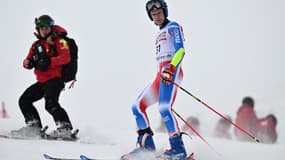 Clément Noël après s'être relevé de sa chute sur le géant de Val d'Isère, le 14 décembre 2024.