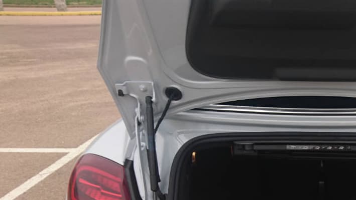 Le coffre de la version cabriolet est vraiment petit en comparaison avec le coupé. Le coffre de la version cabriolet est vraiment petit en comparaison avec le coupé.