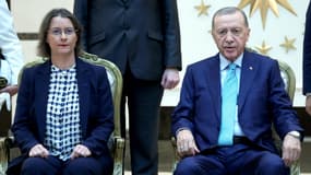 L'ambassadrice de France en Turquie, Isabelle Dumont, avec le président turc Recep Tayyip Erdogan le 27 septembre 2023 à Ankara. (Photo d'archive)
