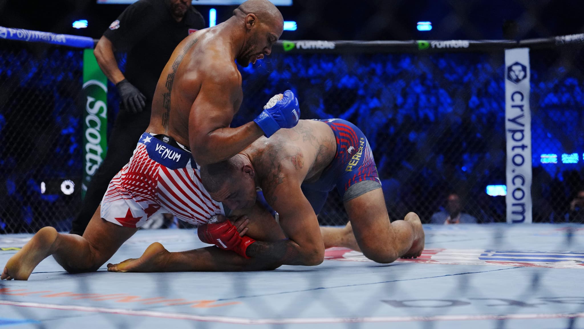 https://images.bfmtv.com/-4ZehSmTjb7-rKVbsF7xsoUJSdU=/0x0:2048x1152/images/Ciryl-Gane-lors-de-la-victoire-contre-Alex-Pereira-a-UFC-Maison-Blanche-le-14-juin-2026-2304511.jpg