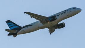 Un avion Airbus A320 de la compagnie Afriqiyah Airways survole l'aéroport international de Mitiga, à l'est de Tripoli, le 12 décembre 2019 en Libye (photo d'illustration).