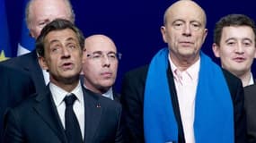 Le président de l'UMP Nicolas Sarkozy (g) chante la Marseillaise aux côtés du maire de Bordeaux Alain Juppé, lors d'un conseil national de leur parti à Paris, le 7 février 2015
