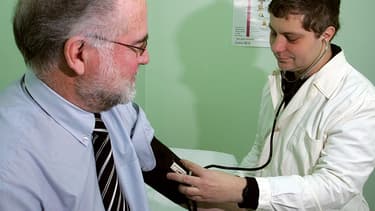 La consultation chez le généraliste pour les pathologies les plus courantes et les moins graves coûte 25 euros au patient adulte.