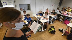 Des élèves et une enseignante masqués dans une classe française.