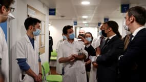 Emmanuel Macron et Olivier Véran visitent l'hôpital Foch à Suresnes dans les Hauts-de-Seine, le 22 avril 2021 (Photo d'illustration)