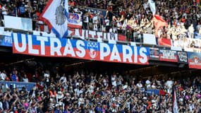 Des supporters du Collectif Ultra Paris encouragent le Paris Saint-Germain, lors de son match de L1 contre Strasbourg, le 14 août 2021 au Parc des Princes