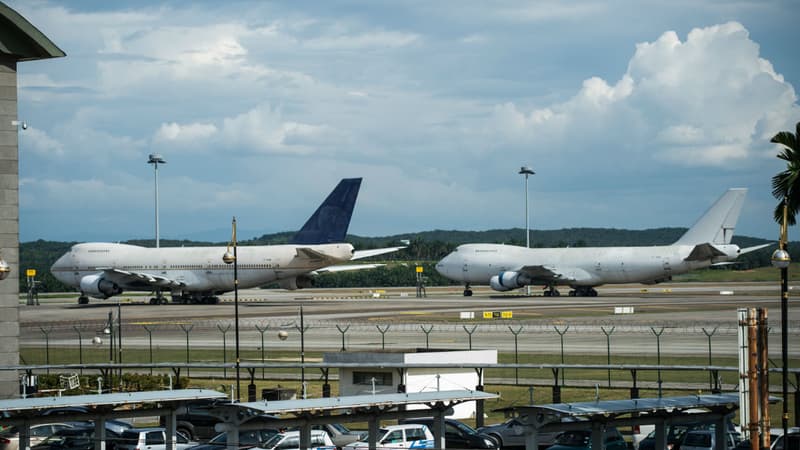 Deux des trois Boeing 747 stationnés sur le tarmac de l'aéroport de Kuala Lumpur le 8 décembre.