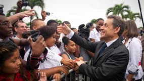 Bain de foule du chef de l'Etat à Cayenne où il a présidé au changement de nom de l'aéroport de Cayenne-Rochambeau, rebaptisé Félix Eboué. Nicolas Sarkozy a entamé samedi en Guyane une visite de deux jours au goût de campagne électorale, une semaine après