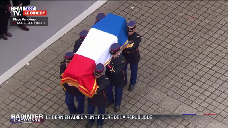 Hommage à Robert Badinter: le cercueil entre sur la place Vendôme sous les applaudissements du public