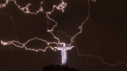 La principale attraction touristique du Brésil a perdu un doigt lors d'un violent orage.