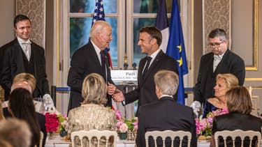 Emmanuel Macron et Joe Biden lors d'un dîner d'État au palais présidentiel de l'Élysée à Paris, le 8 juin 2024.