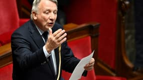 Le député Rassemblement National Roger Chudeau lors des questions au gouvernement à l'Assemblée nationale le 5 décembre 2023