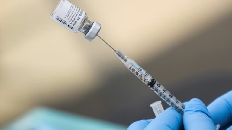 Une seringue contenant le vaccin anti-Covid de Pfizer, à un centre mobile de vaccination, à Los Angeles en Californie, le 7 août 2021