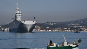 Un porte-hélicoptère amphibie (PHA) français quitte le port de Toulon pour une mission sanitaire en avril 2020