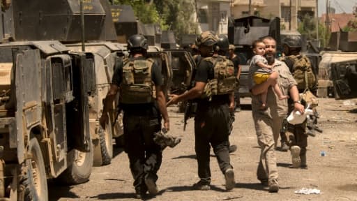 Des soldats des forces irakiennes prennent position dans un quartier de Mossoul-Ouest lors de leur offensive contre les jihadistes de l'EI, le 17 mai 2017 Des soldats des forces irakiennes prennent position dans un quartier de Mossoul-Ouest lors de leur offensive contre les jihadistes de l'EI, le 17 mai 2017