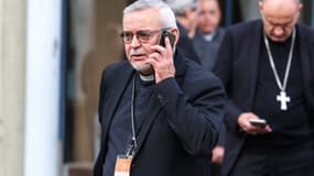 L'évêque de La Rochelle, Monseigneur Georges Colomb, s'exprime au téléphone portable lors d'une pause à la Conférence des évêques de France à Lourdes, dans le sud-ouest de la France, le 7 novembre 2022. 