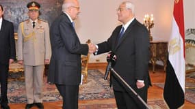 Mohamed ElBaradei (à gauche), ancien directeur général de l'AIEA, a été investi dimanche vice-président chargé des questions internationales par le président égyptien par intérim Adli Mansour. Alors que les Frères musulmans ont appelé à de nouvelles manif