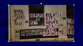 Des collages de Relève féministe sur le siège d'Europe-Écologie-les Verts en novembre 2022