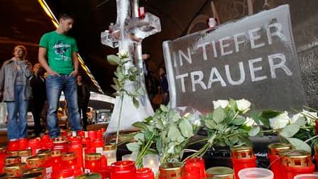 A Duisbourg, une stèle en glace portant l'inscription "profond chagrin", à l'entrée du tunnel où s'est produit la bousculade qui a endeuillé samedi la "Love Parade" allemande, faisant 19 morts et plus de 500 blessés. Au surlendemain de cet accident, Raine